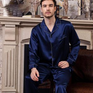 El juego de pijamas de seda para hombre largo