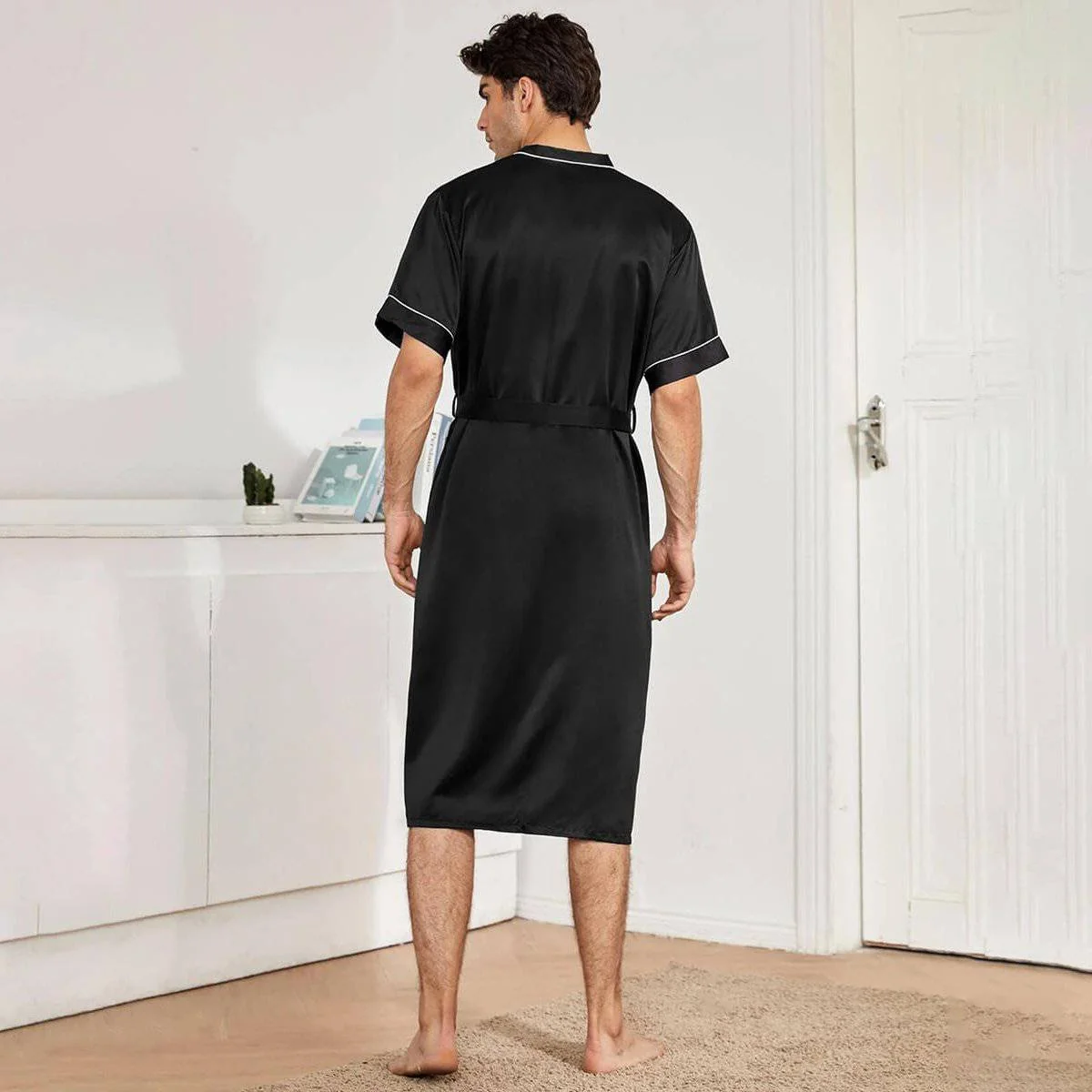 Conjunto de bata y pantalones cortos de seda para hombre con ribetes en contraste - Imagen 9