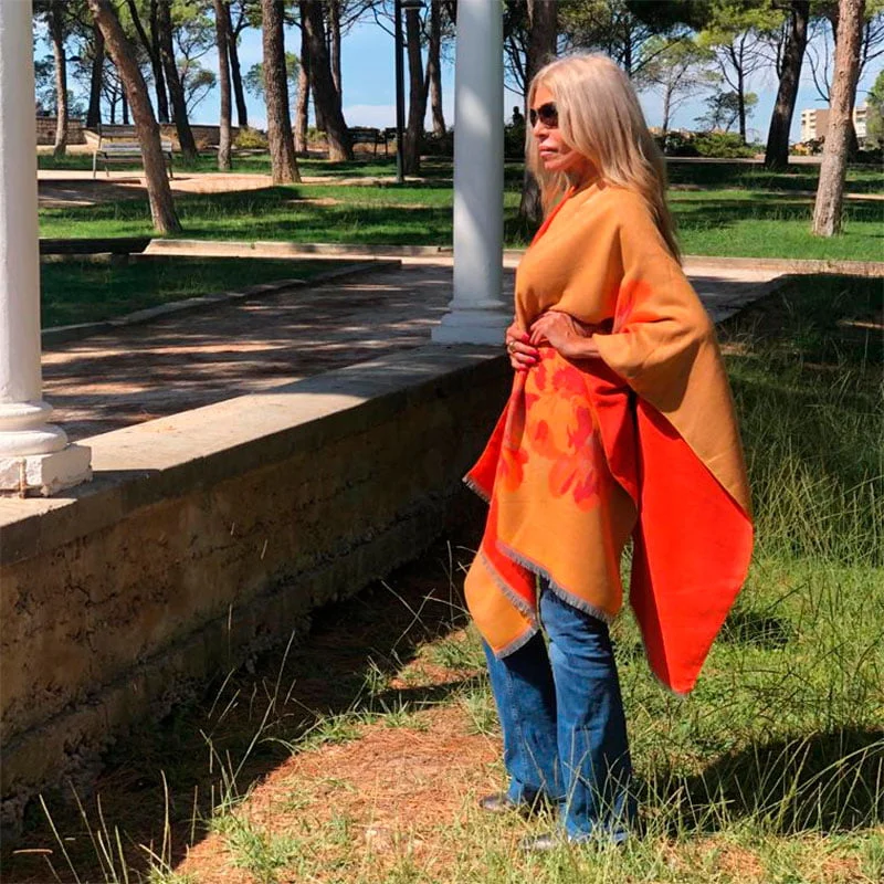 Poncho o capa de mujer reversible Cámel y naranja - Imagen 3