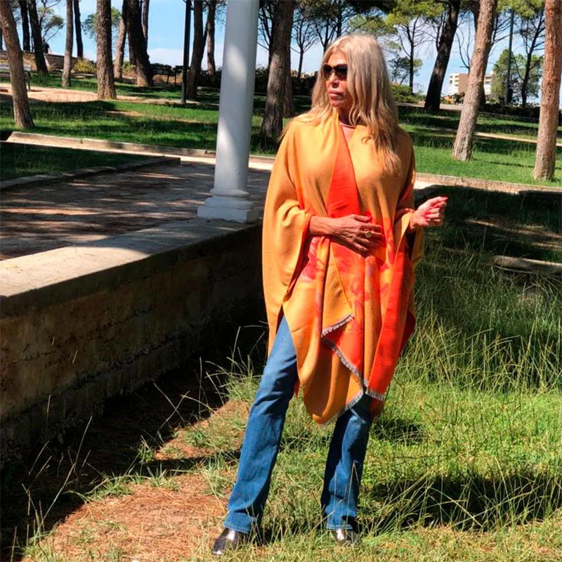 Poncho o capa de mujer reversible Cámel y naranja - Imagen 2