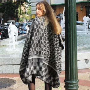 PONCHO «GEOMÉTRICO NEGRO GRIS»