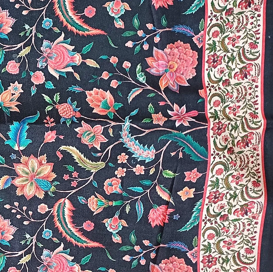 Kimono con fajín negro de flores con cenefas - Imagen 3