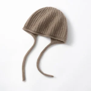 Gorro de invierno de punto acanalado con orejeras de pura cachemira y cordones para atar