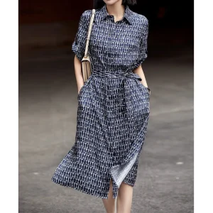 Vestido camisero de seda con estampado de llaves Vestido midi de seda con cinturón