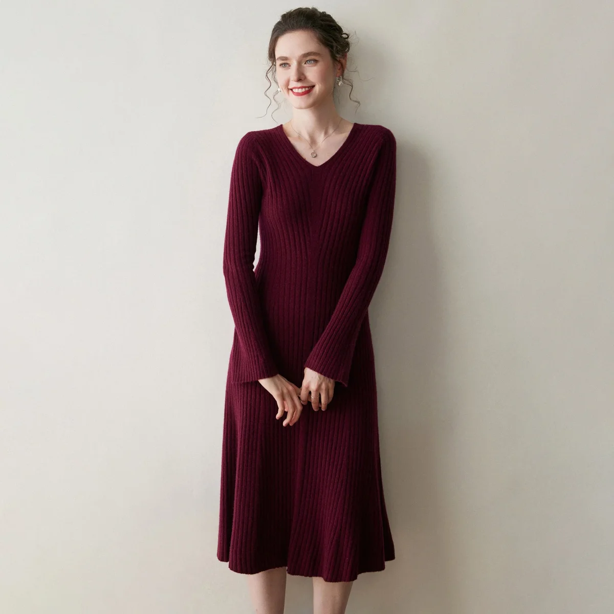 Vestido midi de cachemir con cuello en V acanalado y mangas acampanadas para mujer - Imagen 7