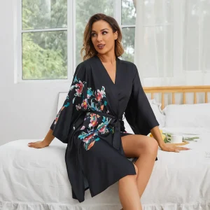 Bata corta de seda tipo kimono con estampado floral para mujer