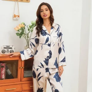 Conjunto de pijama de seda con botones y estampado floral para mujer